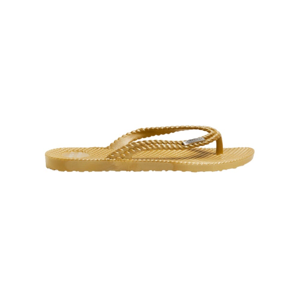 Womens Kick Back Metallic Thongs In Gold
